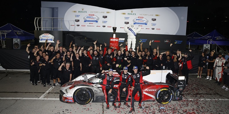 PORSCHE WINS OVERALL AT MOTUL PETIT LE MANS